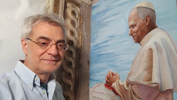 El pintor Marco Innocenzi junto al fresco que retrata a León XIV