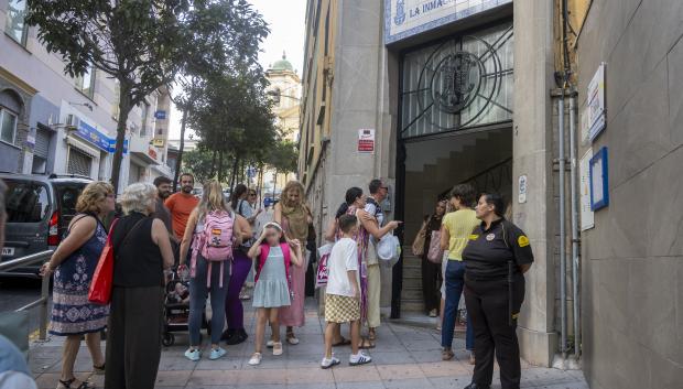 Un grupo de niños a la entrada del colegio en Ceuta