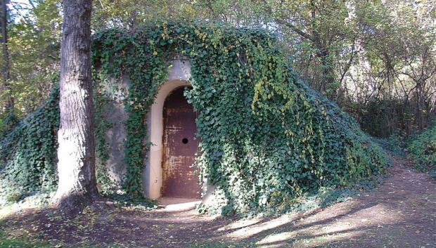 Las puertas interiores están fabricadas en hierro