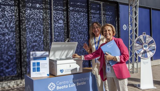 Antonia Sampol y Rosa Visiedo con la cápsula del tiempo