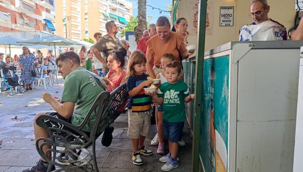 Niños con su salmorejo en la Velá