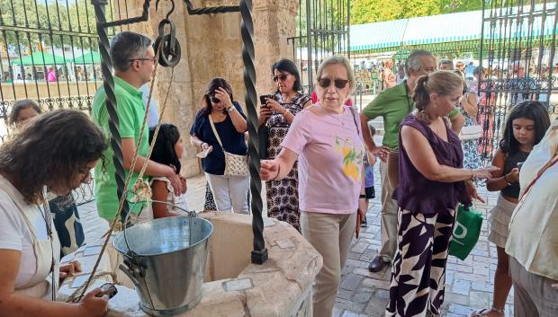 Gente alrededor del pozo en la Velá
