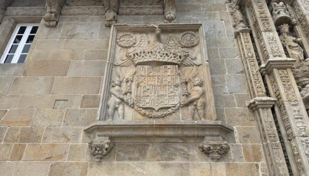 Foto del escudo de la fachada del Hostal de los Reyes Católicos