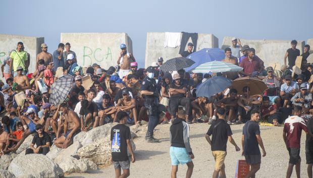 Imagen de un grupo de inmigrantes en Ceuta