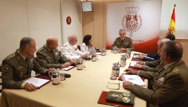 El Rey se reúne en La Zarzuela con la ministra de Defensa, el Jefe de Estado Mayor de la Defensa, el comandante general de Ceuta y los Mandos Operativos