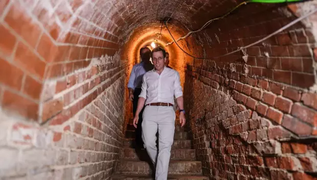 Almeida descendiendo a las profundidades del refugio de El Retiro