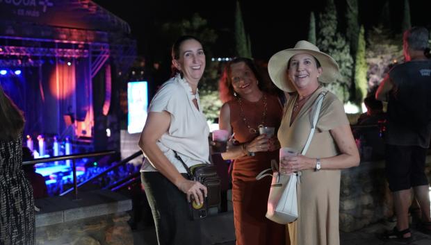 Alicia Ruiz (con sombrero) junto a la abogada Lola Tirado y su hermana Paula en el último Festival de la Guitarra de Córdoba
