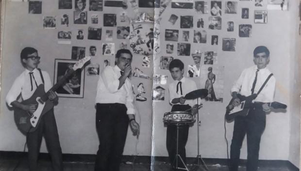 The junior, con Beethoven Santiago y su primera guitarra, en 1963, en el club Los Piratas de La Piedra Escrita
