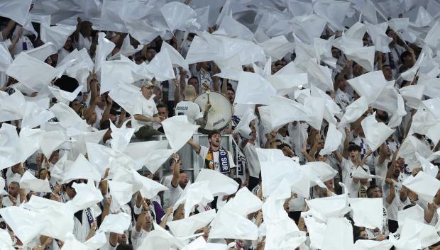 Los aficionados del Real Madrid sacan un tifo en el Santiago Bernabéu