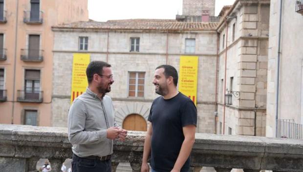 Lluc Salellas y el regidor Àdam Bertran, frente a las lonas