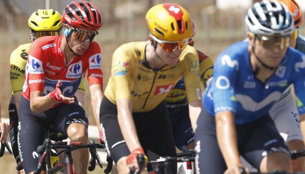 El líder de la general, el español Enric Mas (Movistar) (i) durante la decimoséptima etapa de La Vuelta a España