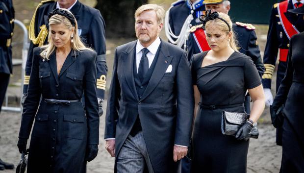 La Reina Máxima, el Rey Guillermo Alejandro y la Princesa heredera Amalia durante el traslado del féretro desde el Palacio Real hasta la Catedral de Oslo, como parte del funeral de Estado del Rey Harald en Oslo