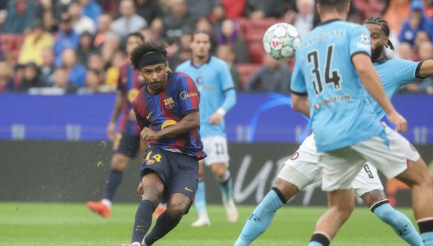 Karim Adeyemi en el disparo que terminó con el 2-0 del Barcelona