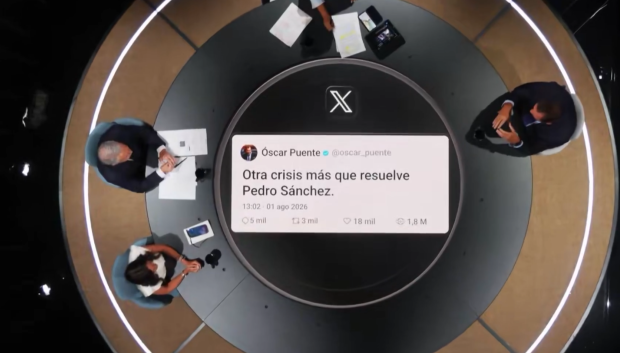Momento en el que muestran a Puente uno de sus polémicos tweets