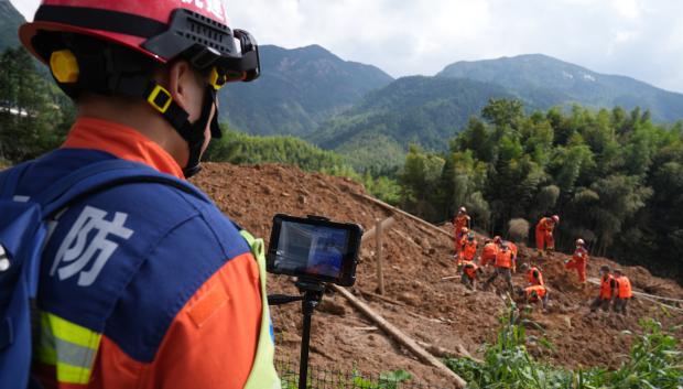 Equipos de rescate trabajan en la zona afectada por un deslizamiento de tierra y lodo en la aldea de Mingkeng, condado de Suichuan, provincia de Jiangxi