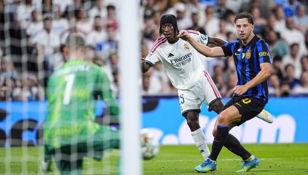 Yan Diomande, en acción durante el partido de Champions contra el Inter