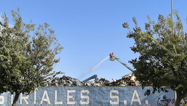 Grúa en el incendio de Solanas