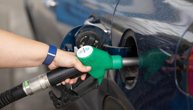Repostaje en una gasolinera