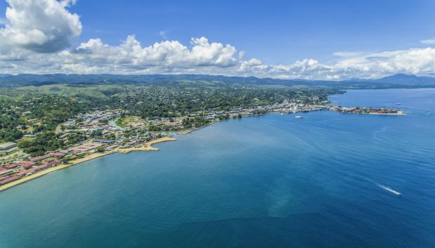 Vista aérea de Honiara, la ciudad capital y la población más grande de las Islas Salomón