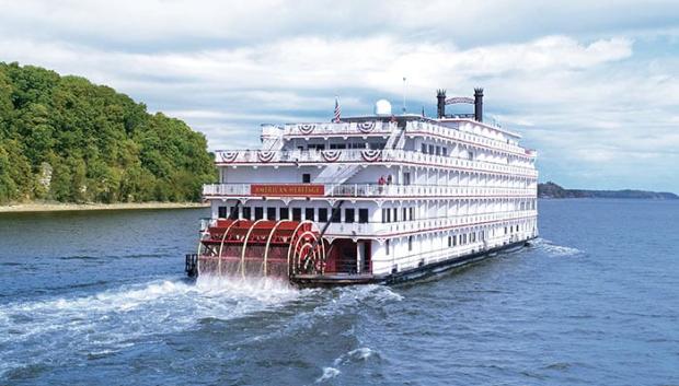 Vapor de ruedas de American Cruise Lines por el Misisipi