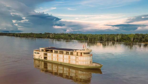 Barco de Delfin Amazon Cruises en el Amazonas