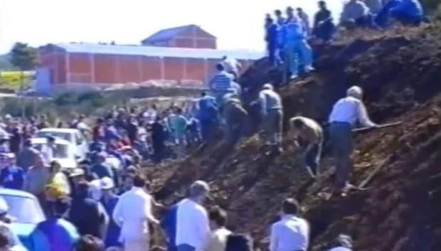 Los vecinos en 1992 arreglando la carretera por sus medios