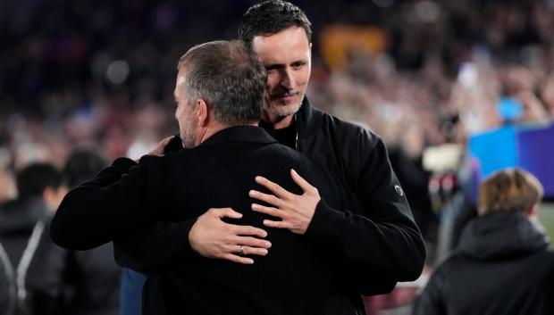 Dino Toppmöller, entrenador del Eintracht Frankfurt, y Hansi Flick, entrenador del Barcelona, ​​durante la UEFA Champions League 2025/26