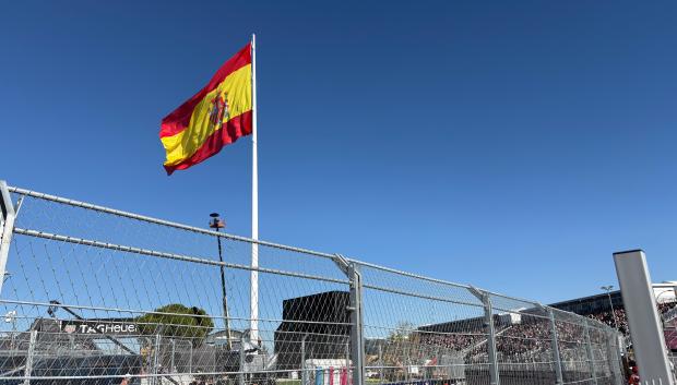 Un Alpine corriendo junto a la bandera de España de Madring