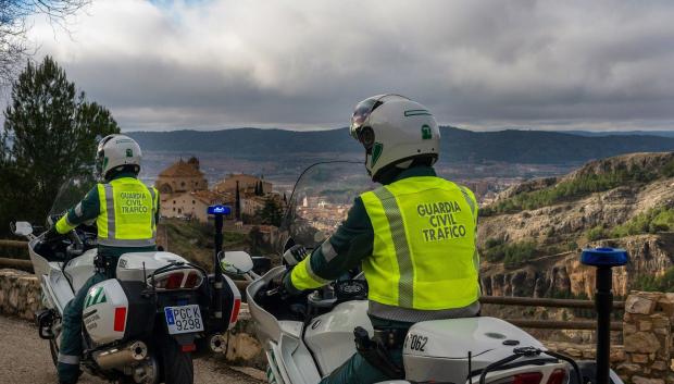 Agentes de la Guardia Civil patrullando en moto