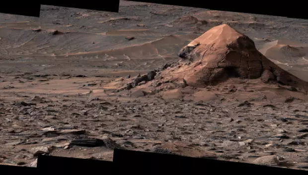 El rover Curiosity de la NASA capturó esta meseta cubierta de arena, apodada "Miraflores"