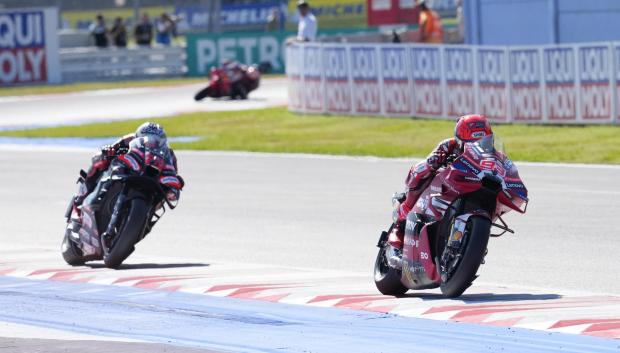 Marc Márquez y Marco Bezzecchi pelean por el primer puesto en la sprint del Gran Premio de San Marino