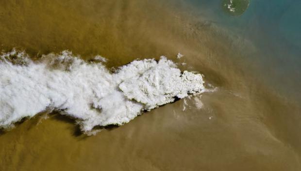 Erupción de ceniza y gases volcánicos del Anak Krakatau