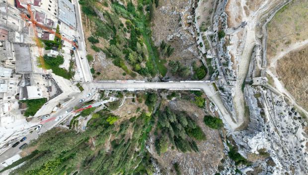 Vista aérea del puente romano de dos niveles y acueducto Madonna delle Stelle, en la histórica localidad de Gravina di Puglia, Italia.