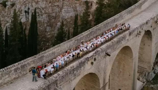Cena para 110 comensales en el puente-acueducto de Gravina (Italia)
