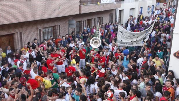 Una charanga desfila por las calles de Nava de la Asunción
