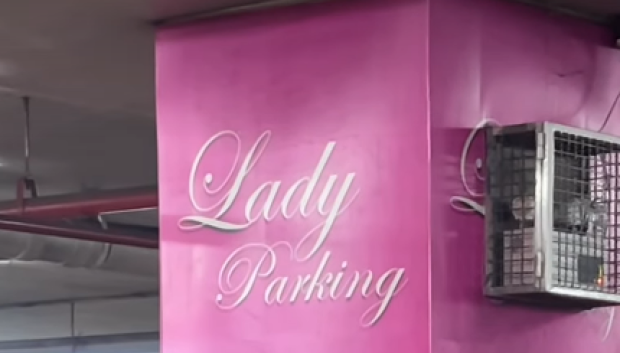 Es sencillo darse cuenta de que el parking no es normal
