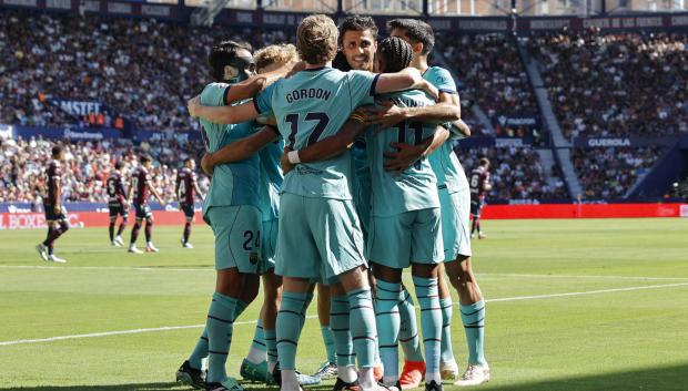 Los jugadores del FC Barcelona celebran un tanto durante el encuentro