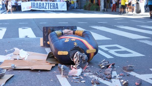 Varios encapuchados destrozan una figura del Rey Felipe VI en San Sebastián