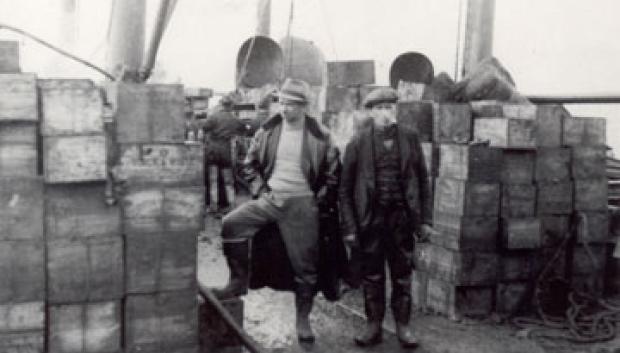 El segundo equipo oficial de salvamento retira algunas de las cajas de whisky