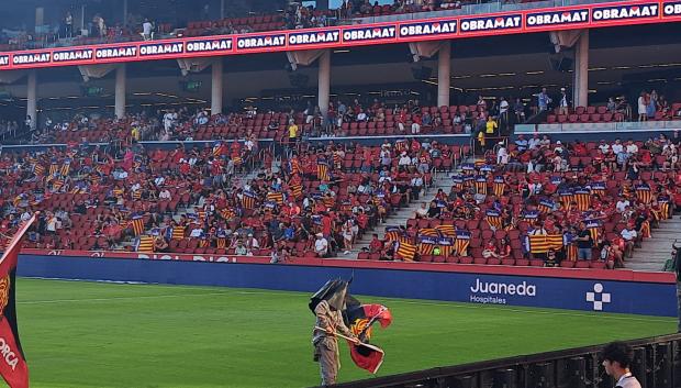 Las gradas se llenaron de banderas de Mallorca en el estadio este domingo
