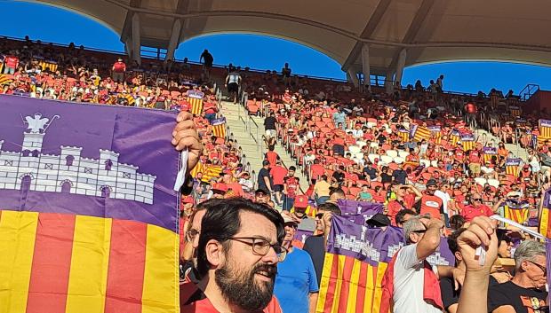 Los aficionados del Mallorca exhibieron las banderas antes del inicio del partido