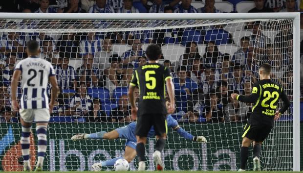 Alejandro Grimaldo convierte el penalti ante Remiro