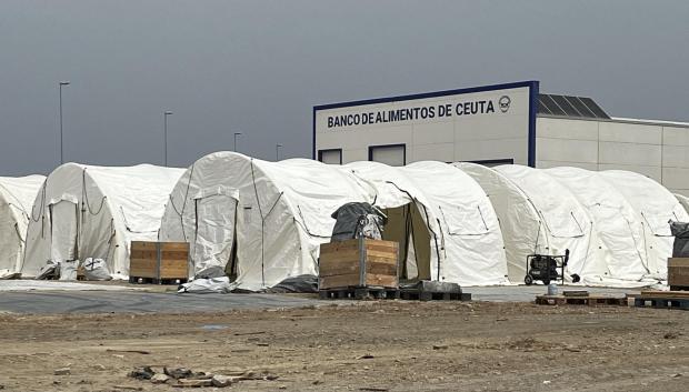Tiendas de campaña acondicionadas en el puerto de Ceuta para acoger inmigrantes