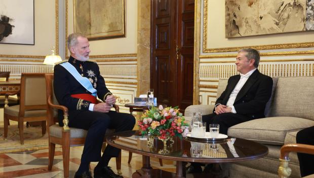 El Rey con el embajador de Chile, Juan Antonio Coloma Correa