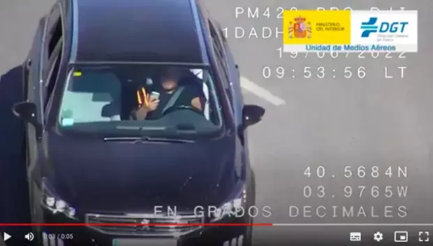La DGT persigue constantemente usar el móvil al volante