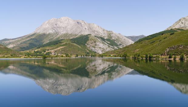Pico del Monte Espigüete reflejado en el embalse de Camporredondo