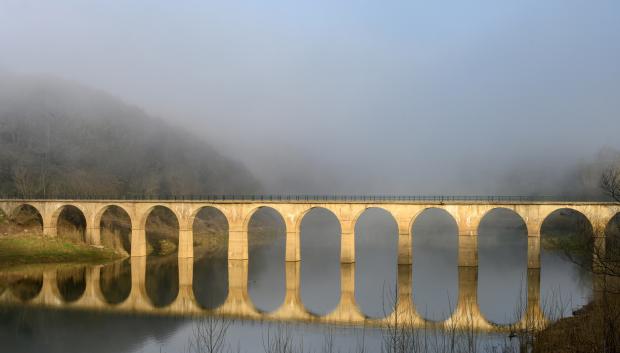 Puente de piedra sobre el embalse de Requejada