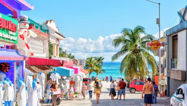 Turistas en Playa del Carmen, en la caribeña Riviera Maya