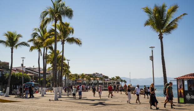 Turistas en el malecón de Puerto Vallarta
