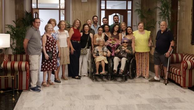La centenaria Inés, con sus familiares